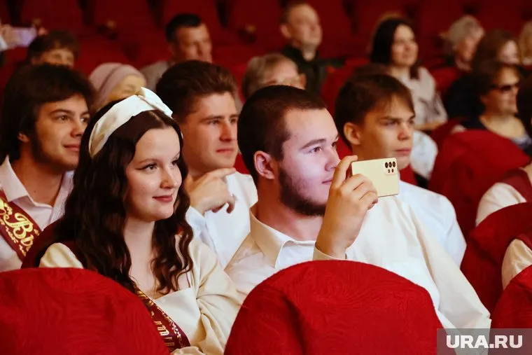 Курганские выпускники отпраздновали последний звонок во Дворце культуры железнодорожников
