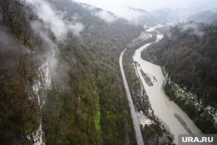 На ледяном склоне пострадали два человека