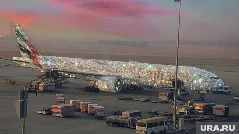 Самолет из бриллиантов выглядит очень реалистично