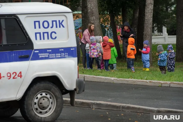 Полицейские стараются помогать и взрослым, и маленьким пешеходам, сообщили в МВД (архивное фото)