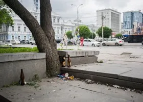 Центр Екатеринбурга завален мусором, на дороги вышел коммунальный десант