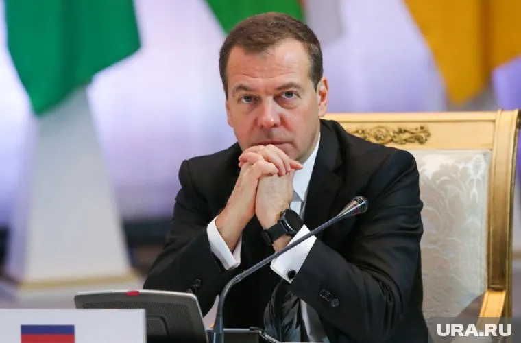 Медведев заинтересовал журналистов своим недешевым галстуком