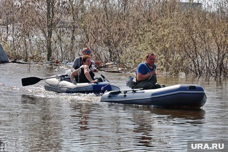 СНТ «Восход» уходит под воду, и местные жители помогают буксировать друг друга