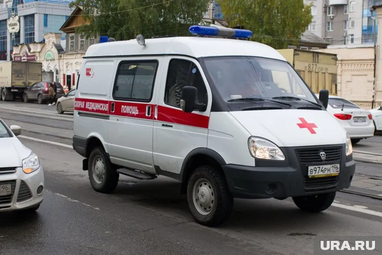Детей забрали с самолета на "скорой"