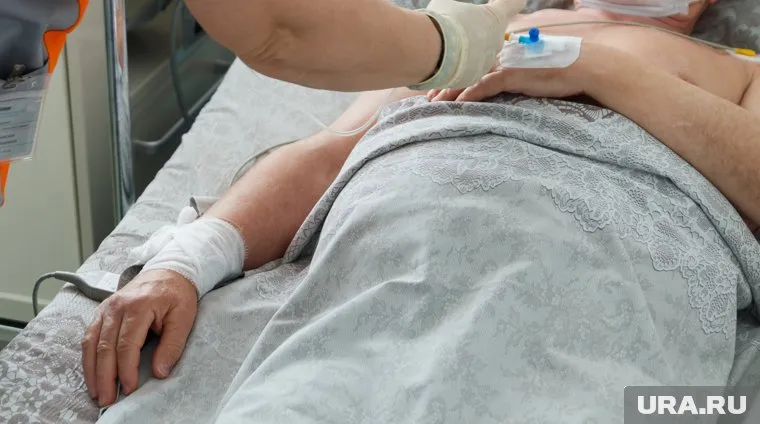 Мужчина пострадал, когда ударился об бордюр