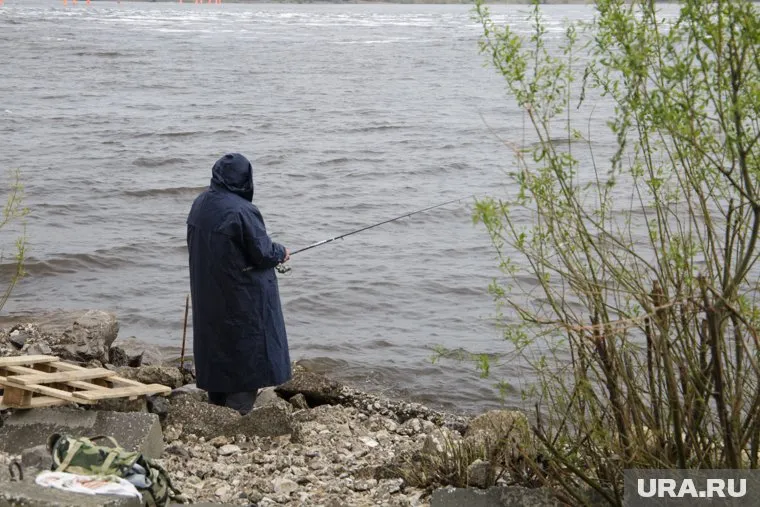 Мужчина выловил «краснокнижных» осетров