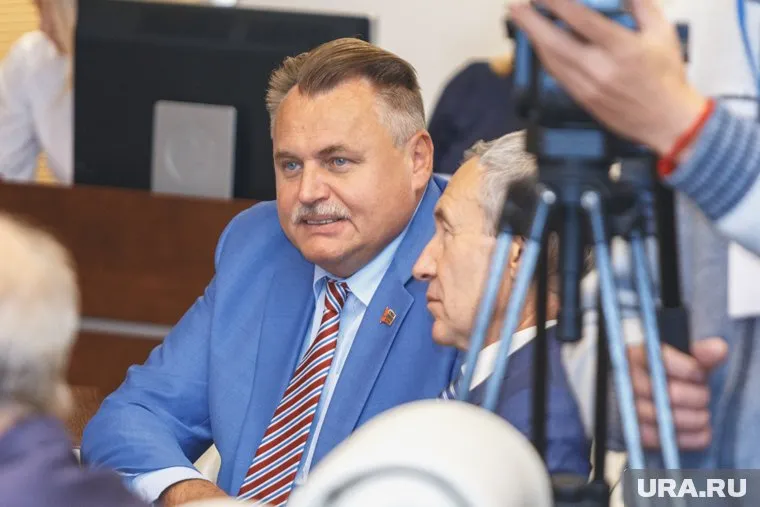 Депутаты лишили полномочий спикера гордумы Юрия Уткина