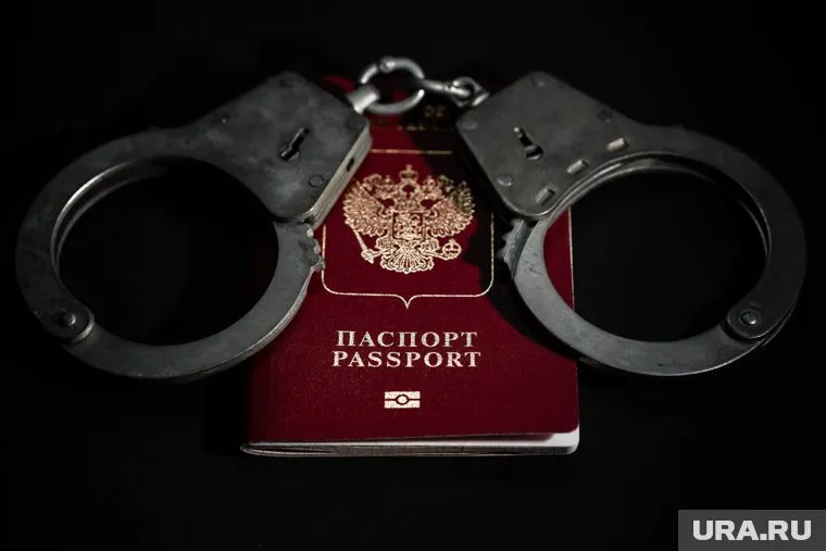 Азамов утверждает, что после освобождения ему паспорт не вернули