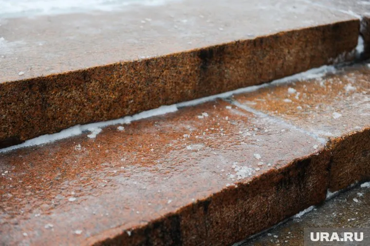 На дорогах местами возможна гололедица