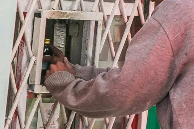 Незаконная продажа алкоголя в киоске. Курган, продажа алкоголя, боярышник, этиловый спирт, незаконная продажа