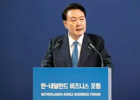 Жизнь и главные скандалы президента Южной Кореи, который ввел военное положение