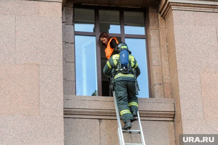 Трехлетние мальчики остались одни дома и решили позвать маму в открытое окно