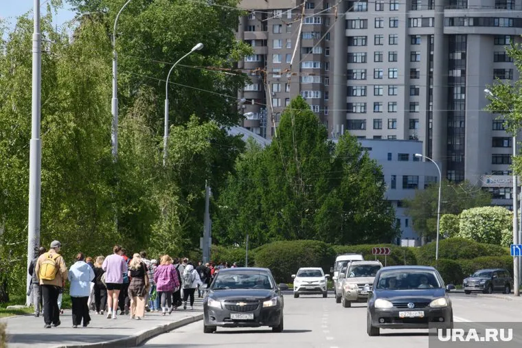 Пенсионер решил, что среди машин безопаснее, чем среди подростков (архивное фото)