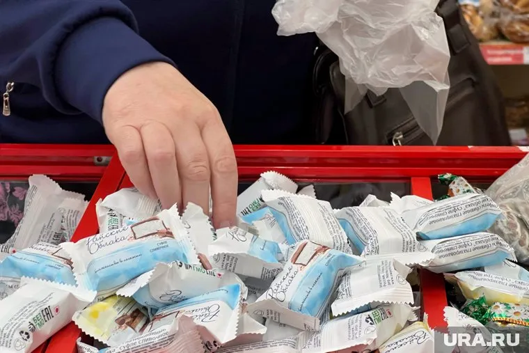 В конфетах клиентка нашла живого червяка