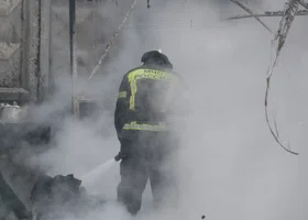 В пермском МЧС раскрыли, что горит возле гаражей на улице Ижевской 