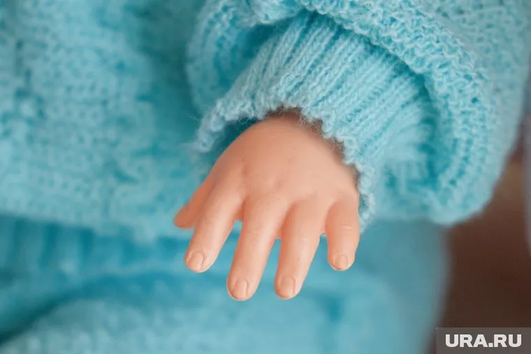 Младенец скончался от ожогов, полученных от трубы отопления, сообщил источник URA.RU