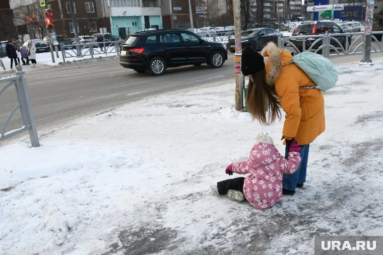 Жалобы горожан на скользкие тротуары — одни из самых частых