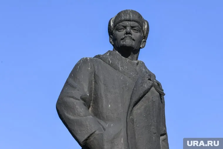 По мнению Антона Калмыкова, роль Владимира Ленина с 1918 года играл американец Даниэль де Леон