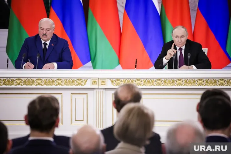 Путин и Лукашенко возложили букеты красных роз к могиле маршала СССР Василия Чуйкова