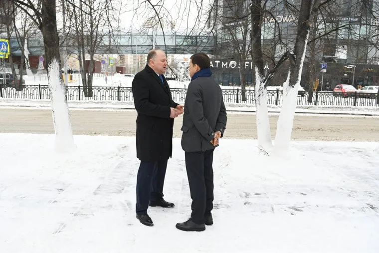 Возложение цветов к стеле у Ельцин Центра. Екатеринбург