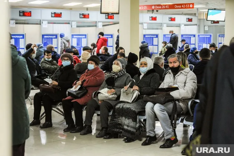 Свердловчане страдают в живой очереди — состояние их заявок невозможно определить даже операторам МФЦ