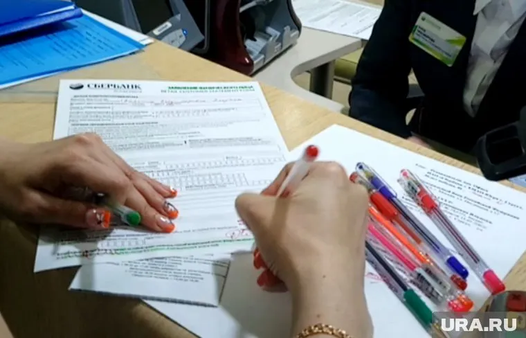 На официальных документах активисты расписываются какими угодно цветами, но не черным и синим