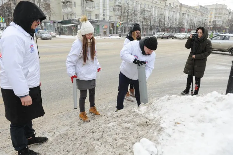 Бурматовцы брали на пробу снег. Челябинск, проба снега из кучи, активисты бурматова, сантехническая труба, перекресток пр ленина и ул васенко