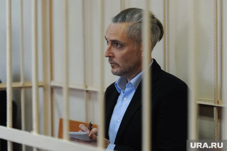 Третьяков обвиняется по части 3 статьи 290 УК РФ (получение взятки)