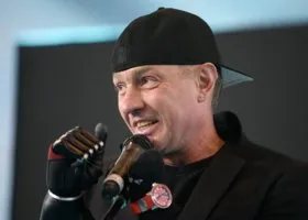 «Отстегни папе сапожки»: фигурист Костомаров рассказал в Екатеринбурге о жизни с протезами