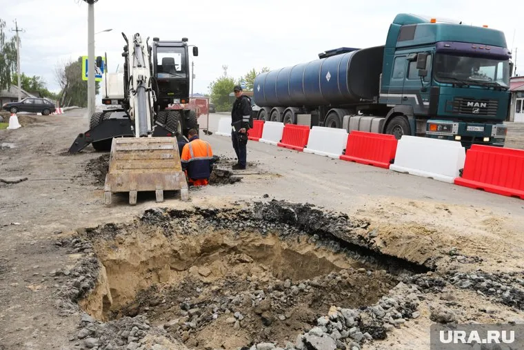 В Кургане машина влетела в раскопку на городской улице