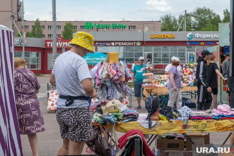 На стихийных рынках Тюмени торгуют овощами, фруктами и бытовой техникой