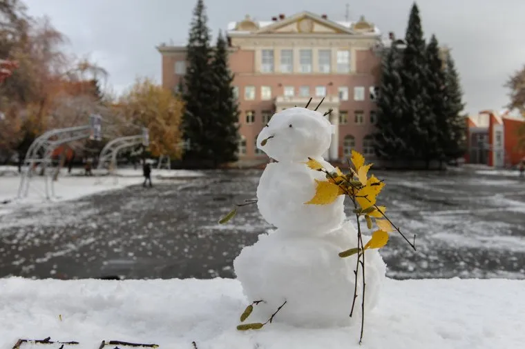 Объезд городских территорий Борисом Дубровским. Челябинск, снеговик, первый снег