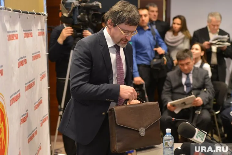Содержимое портфеля Федорова не было секретом - глава ВЦИОМ уже успел побывать у губернатора
