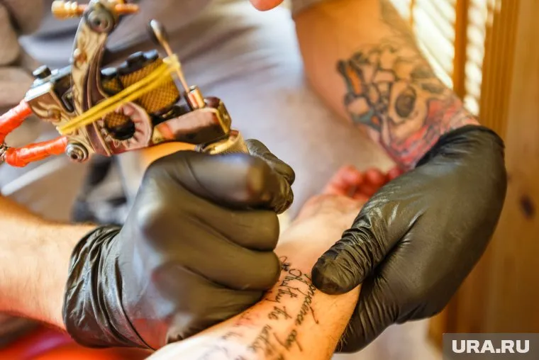 Вартовчанка сделала тату с изображением уродливого снежного зайца, которым прославилась столица Самотлора в прошлом году