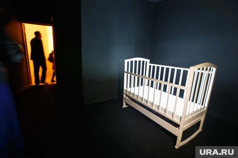 Мужчина переложил ребенка из кроватки к себе (архивное фото) 