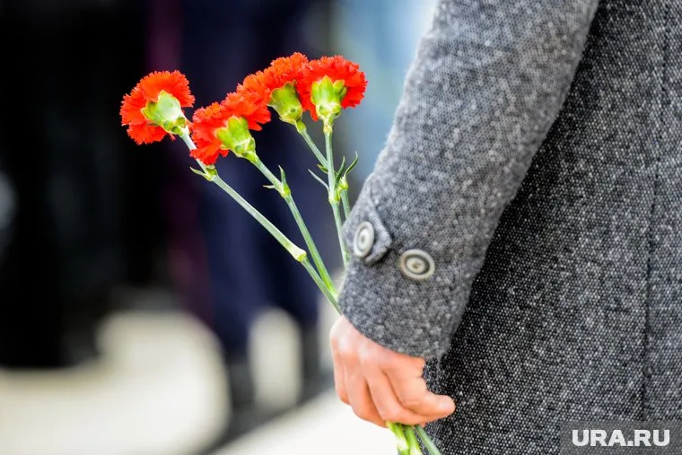 Посла облили краской при попытке возложить цветы на 9 мая