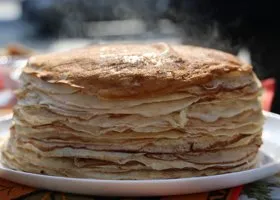 На Масленице в Ялуторовске выпекают гигантские трехметровые блины