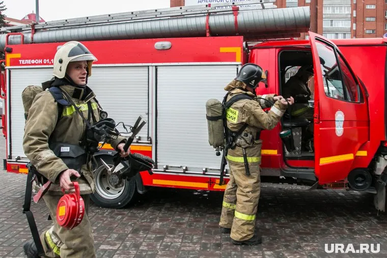 На место пожара прибыли спасательные службы, сообщают в МЧС