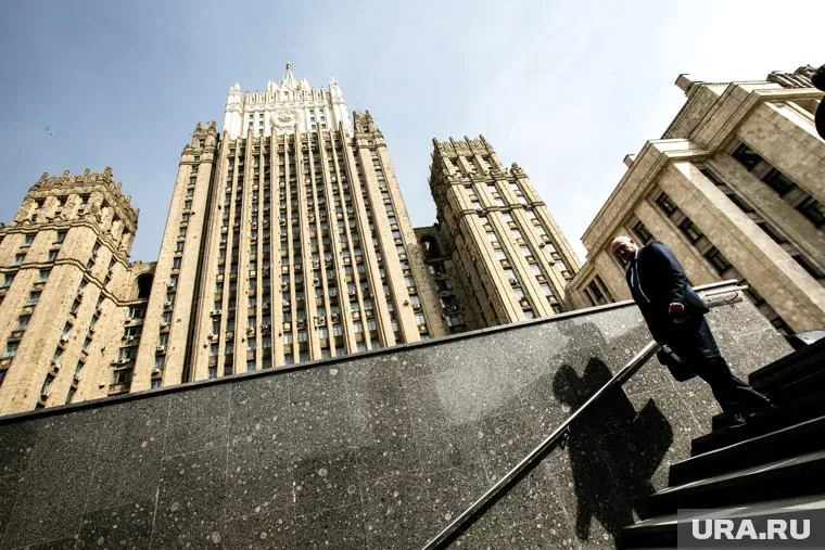 Послу Франции выразили протест из-за того, что охранники Эммануэля Макрона не пустили журналистов на пресс-конференцию
