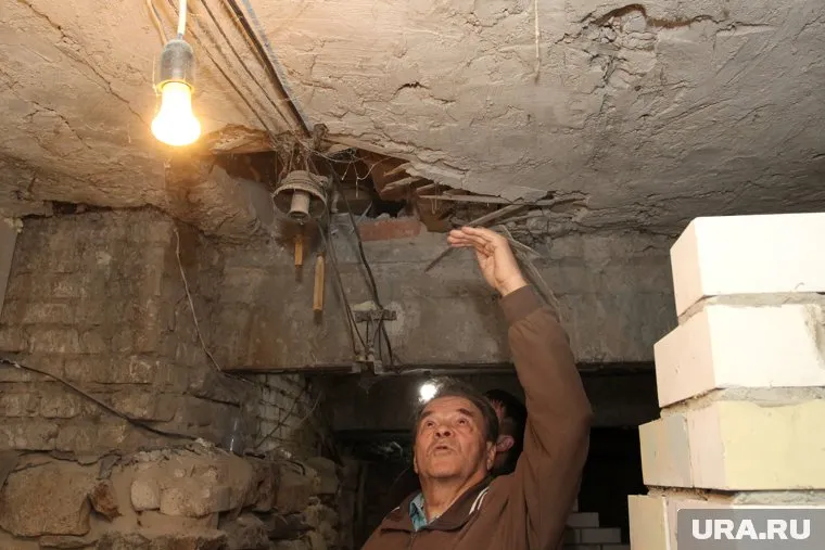 Жители Александровска вынуждены проживать в аварийных домах (архивное фото)