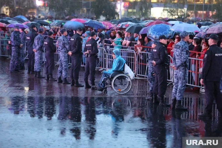 Не повезло тем, кто обеспечивает безопасность на Дне города