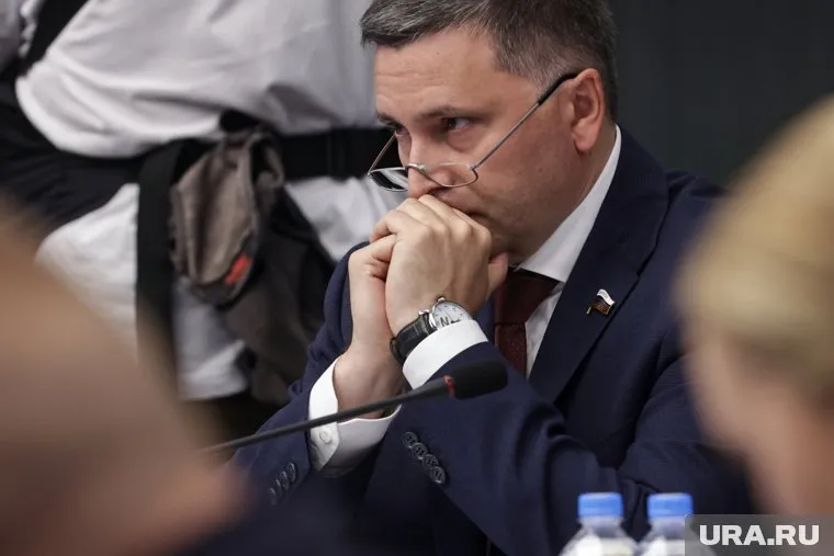 По слухам, Дмитрий Кобылкин и сам не горел желанием переезжать в Екатеринбург