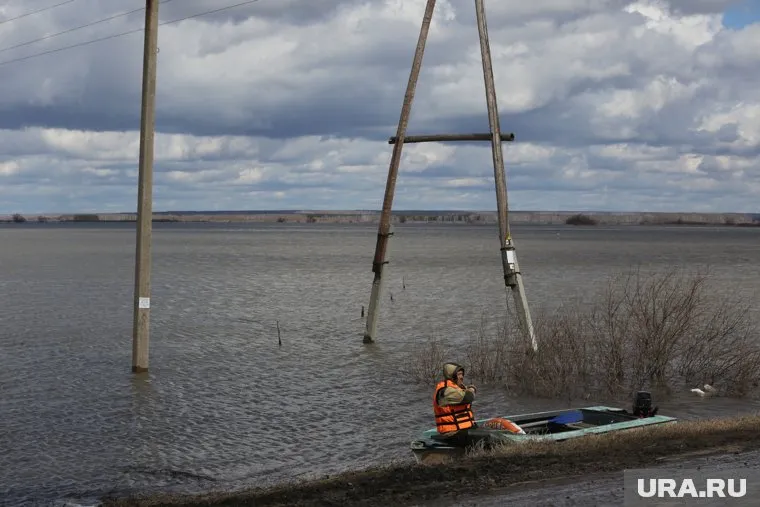 Прорыв дамбы возле деревни Большие Ярки случился утром 17 апреля, уровень воды поднялся на 200 см