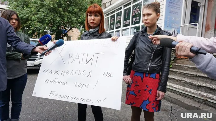 Ольга (слева) и Александра пикетируют офис обидчиков