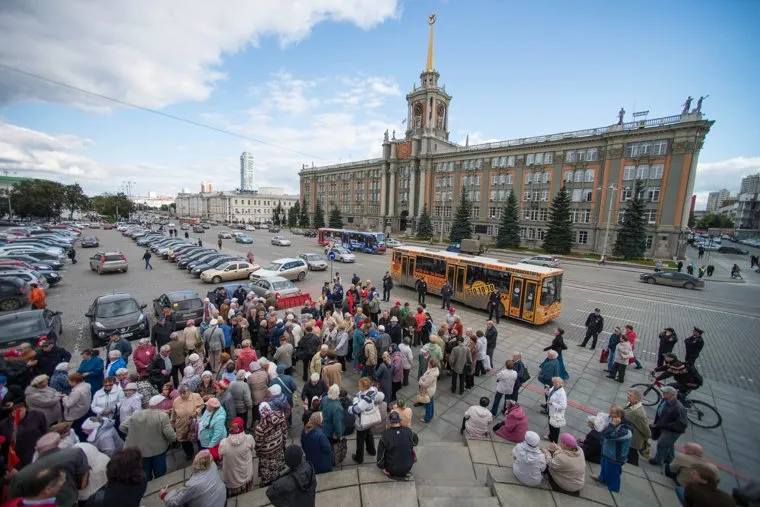 Несанкционированный митинг КПРФ на Площади 1905 года. Екатеринбург, митинг кпрф, общественный транспорт, администрация