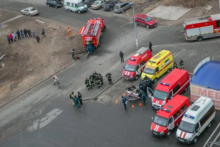 Учения МЧС по ликвидации пожара в ТЦ "Пушкинский". Курган, учения мчс, скорая помощь, пожарные, пожарные машины, чрезвычайное происшествие