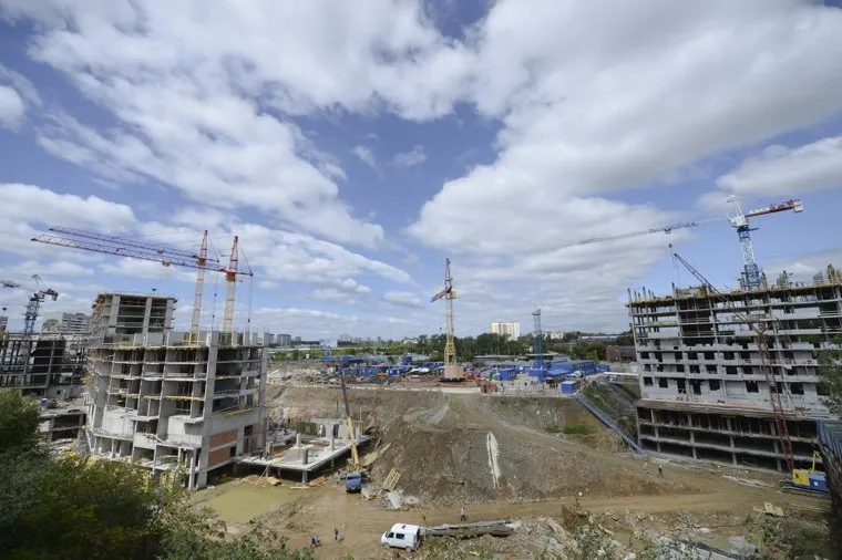 Екатеринбург. Нарушения при строительстве жилого комплекса рядом с домом ул. Машинистов, д. 2.