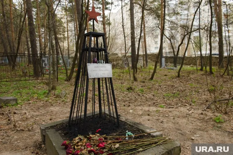 Дегтерв доказывает, что в этой могиле похоронен именно Золотарев