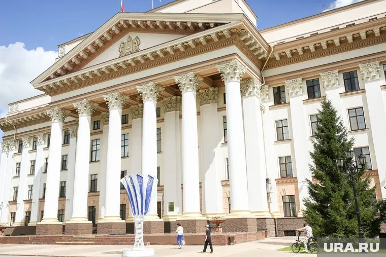 Сейчас молодежной политикой занят областной департамент общественных связей и коммуникаций