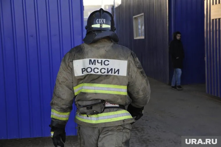 Спасатели смогли ликвидировать открытый огонь на заводе в течение часа